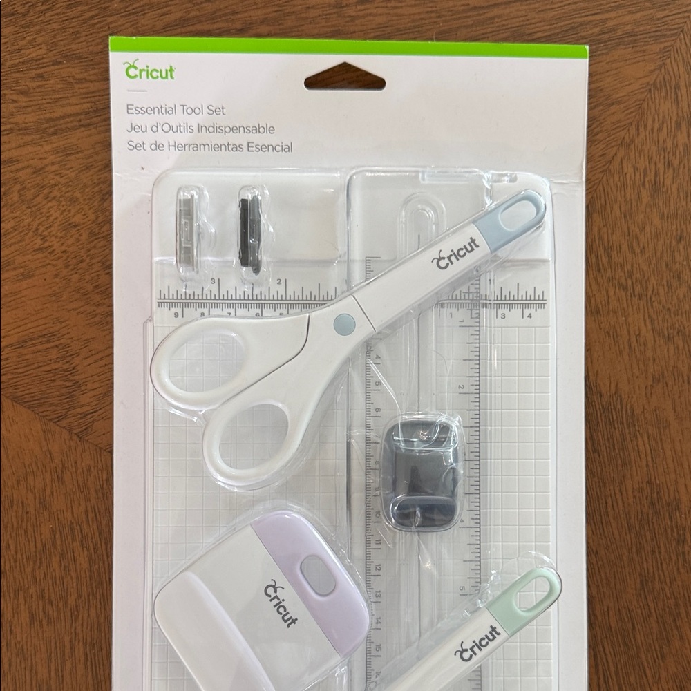 Cricut Essential Tool Set - White with Pastel Accents (Mint, Lavender, Peach) - Picture 3 of 7